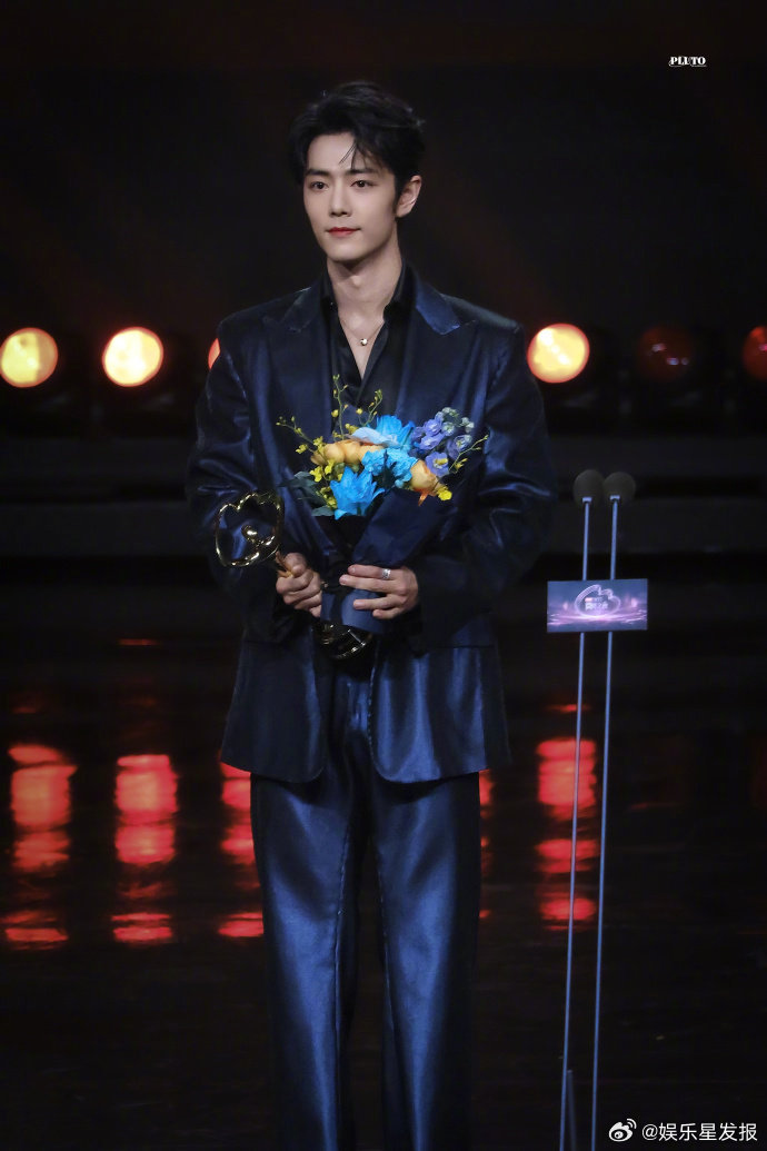 喵娲娲发了肖战未曝光照片肖战西装亮片造型未曝光库存掉落！喵娲娲太懂粉丝了，生图