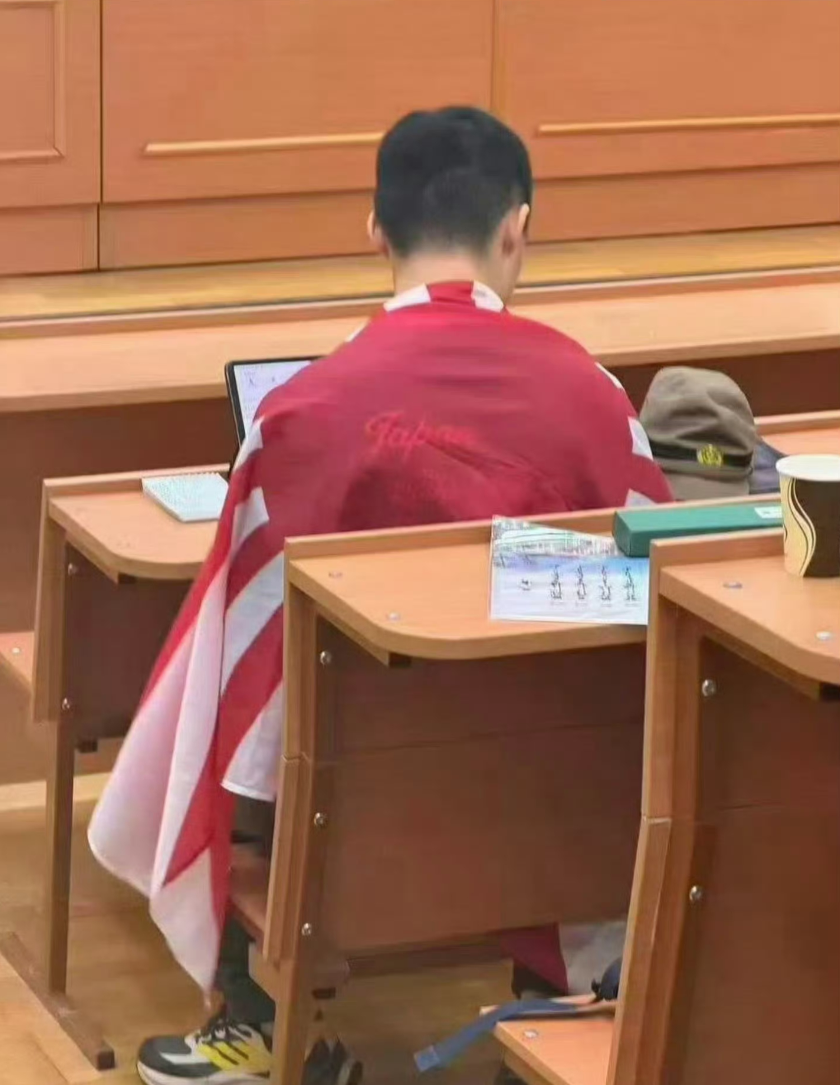 莫斯科国立大学历史系一名中国留学生，在课堂上身披旭日旗，课桌上摆放日军军帽。事件传开之后，他发布道歉