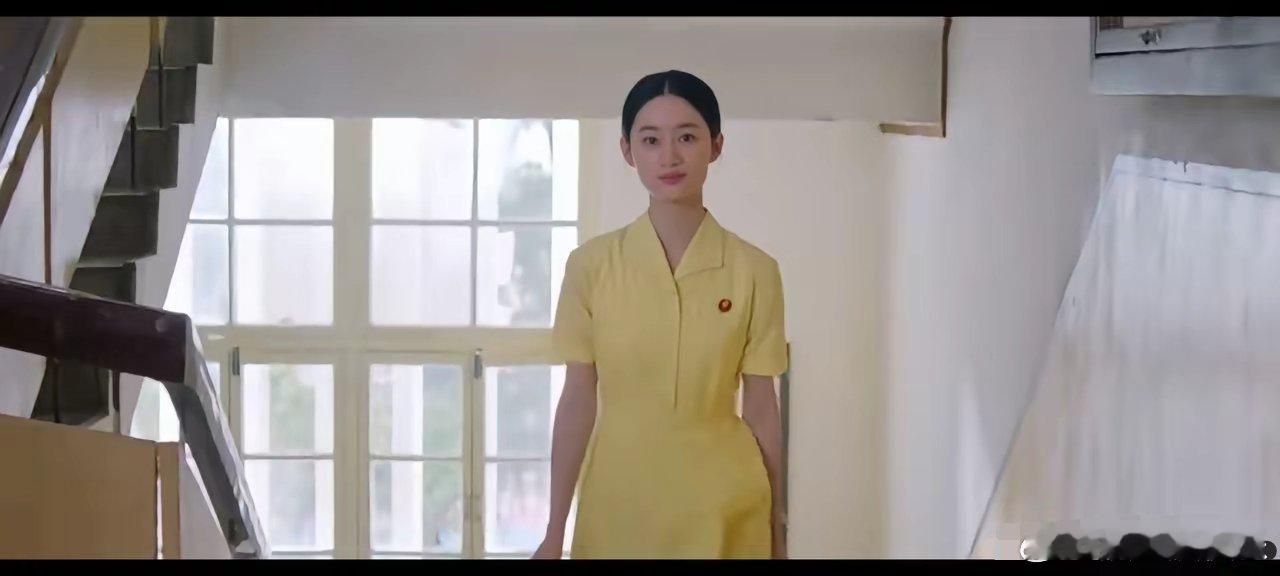 《纯真年代的爱情》不是我挑刺儿哈，剧中的方穆静去医院给新婚丈夫瞿桦送换洗的衣服，