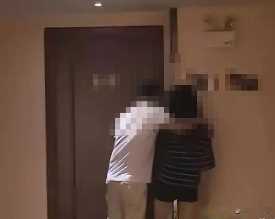 四川，已婚男结婚后对妻子毫无兴趣，男子一直觊觎女邻居的美貌，二人经常眉来眼去，趁