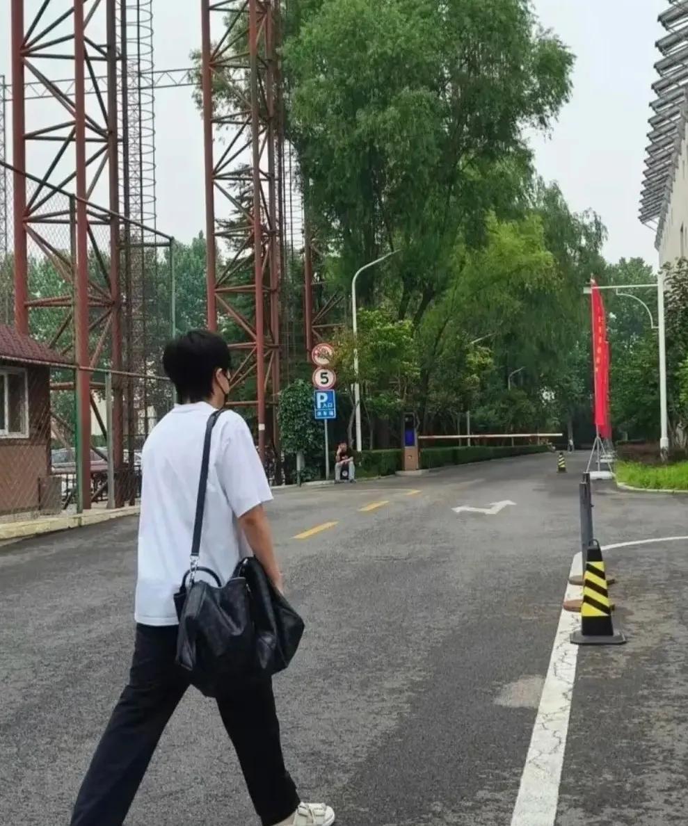 楚钦，妥妥的时间管理大师！6月26日上午北京上训，6月26日下午上海走秀，