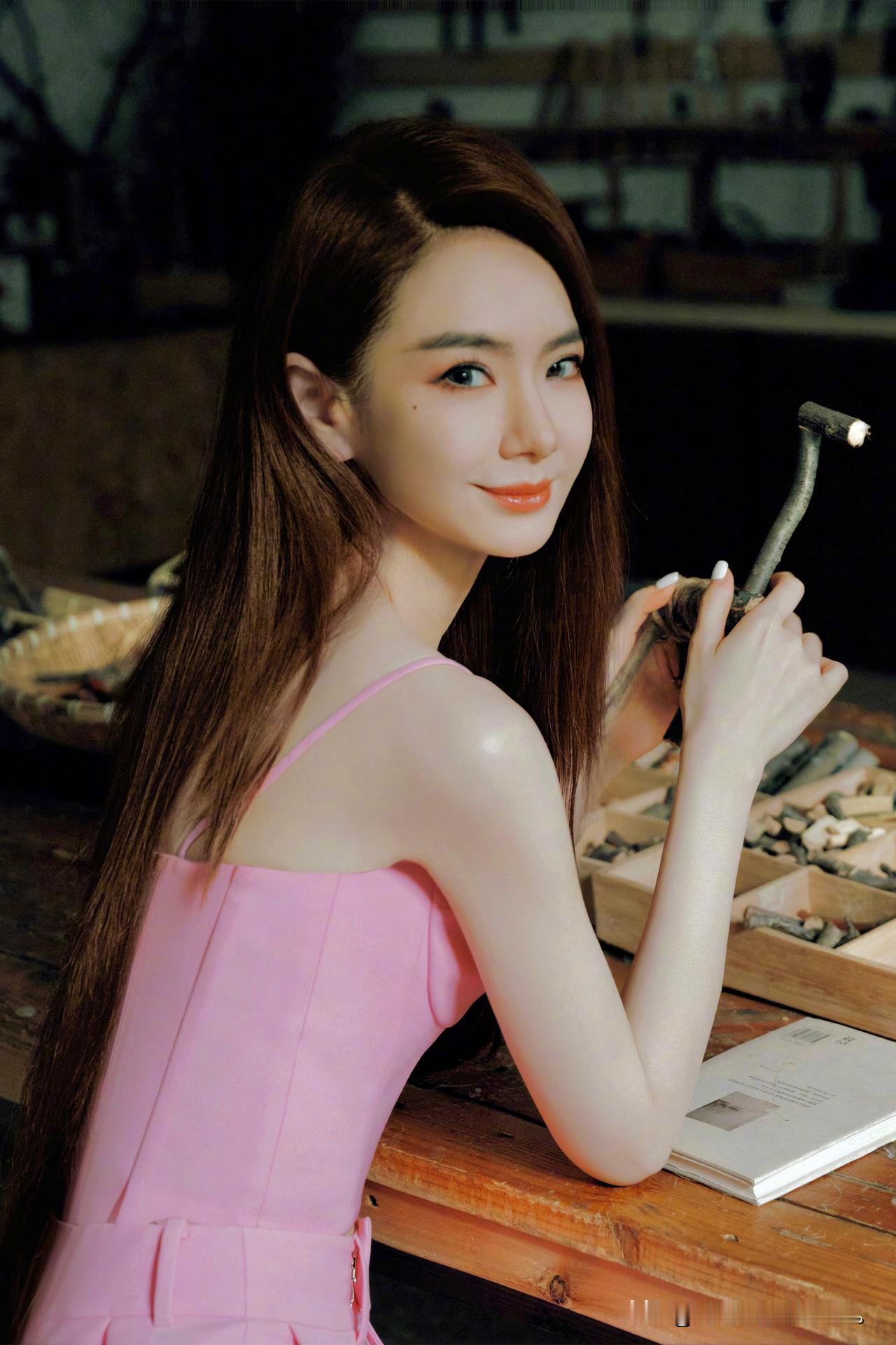 戚薇，今日份粉红色的浪漫穿搭。清纯甜美女神。