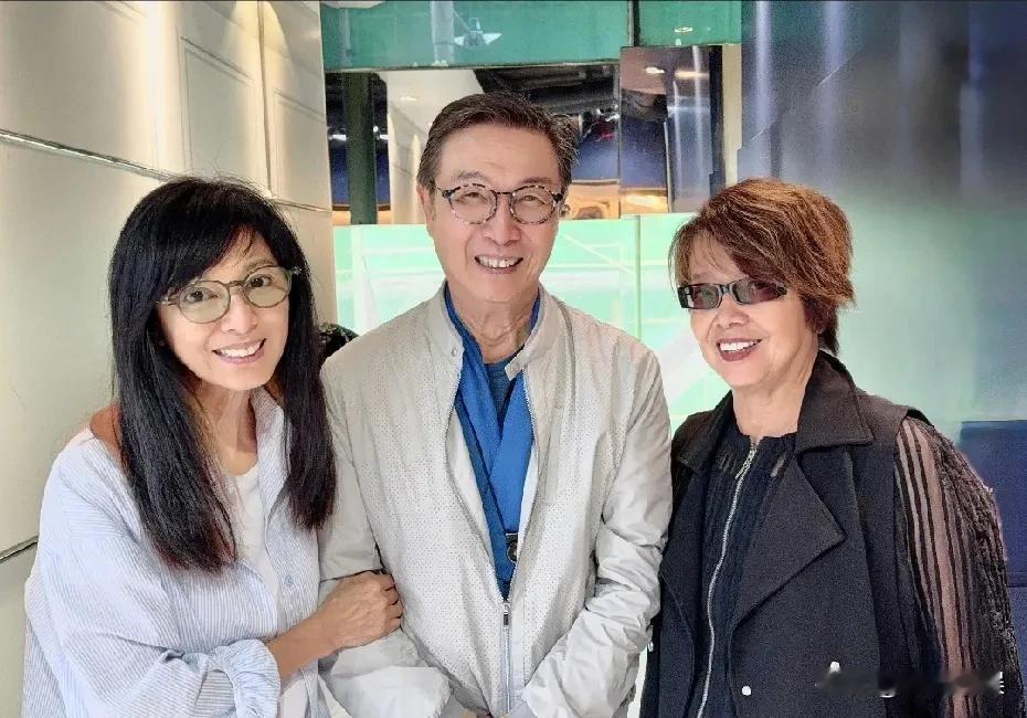 这两位知名港星同框，谁的青春印记又活了。[呲牙笑]刘松仁晒照和好友米雪等人聚会，