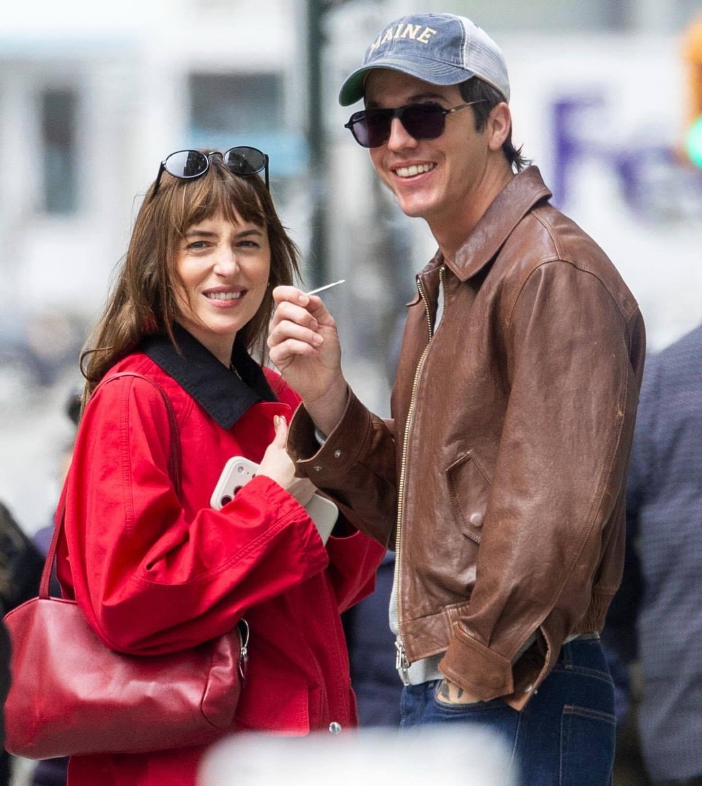 达妹与男友纽约新街拍：达妹DakotaJohnson挽着男友RoleMode