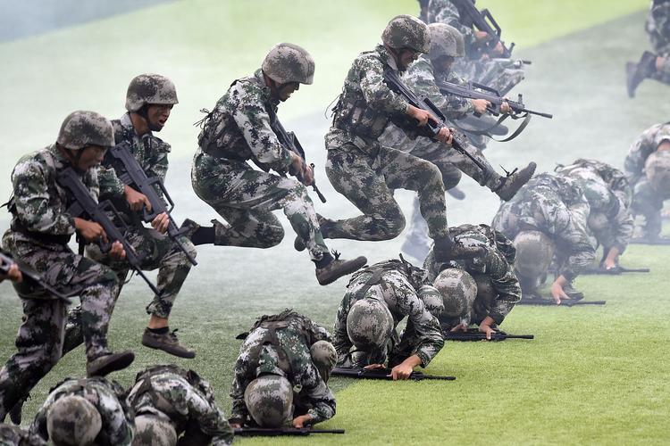 新兵武校出身不服管，侦察兵班长一招制服：是龙在部队也得盘着！2008年新兵连