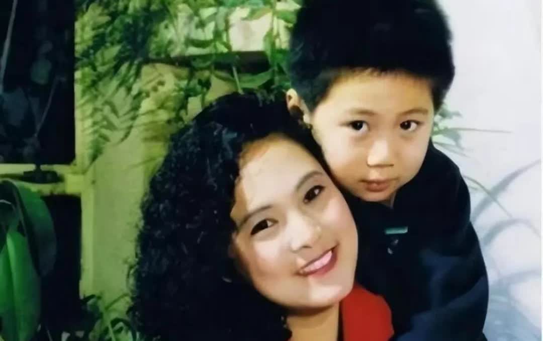 郭凯敏和前妻张芝华有一个儿子，二人离婚后又各自重组家庭。郭凯敏现在的妻子是尤勇的