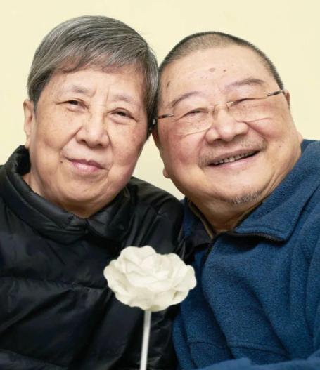 当年，45岁的倪匡养了好几个女郎，其中一个怀孕想上位，立刻找到倪匡的妻子李果珍摊