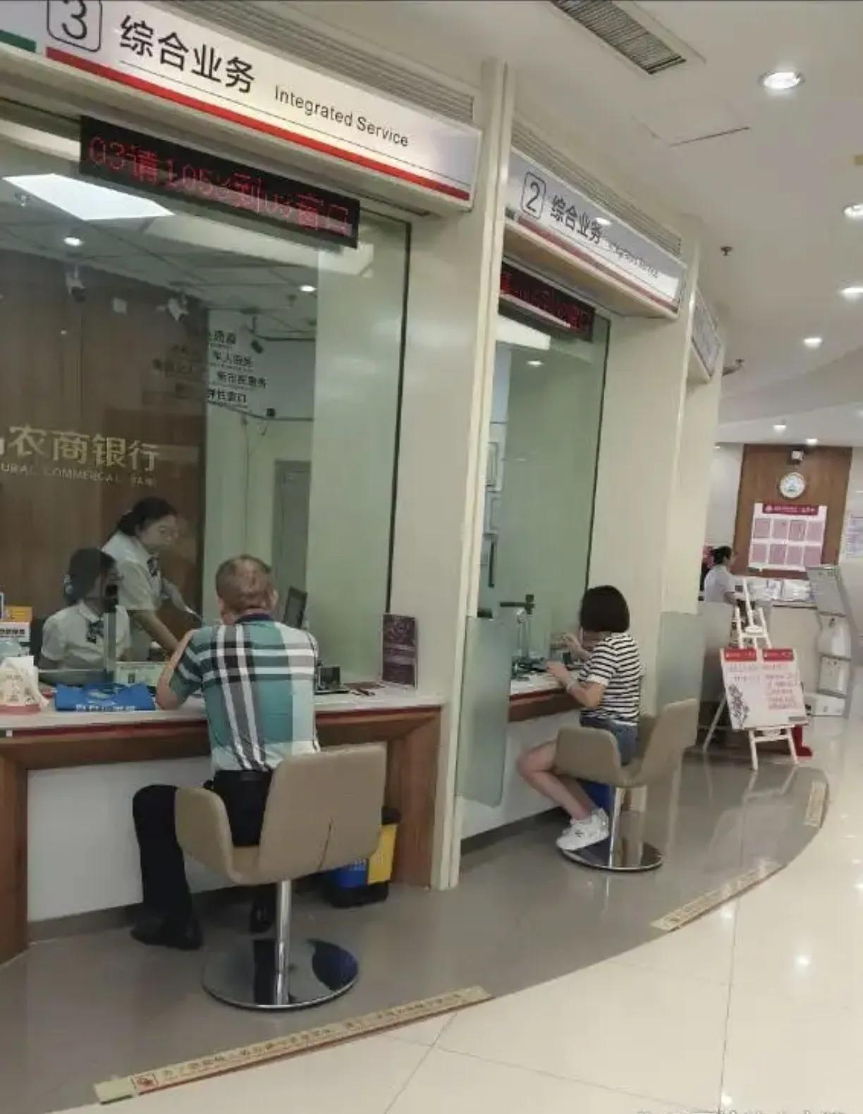 上海潘先生最近的遭遇，戳中了无数普通人的痛点：岳父母相继离世，料理完后事去查老人