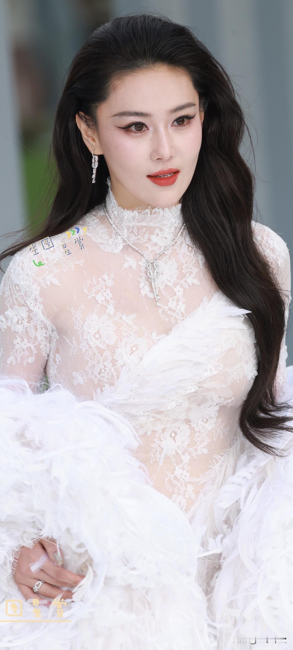 张馨予ELLE红毯生图好久不见，出场即惊艳，:这身材，这气质，姐姐你确定不是从