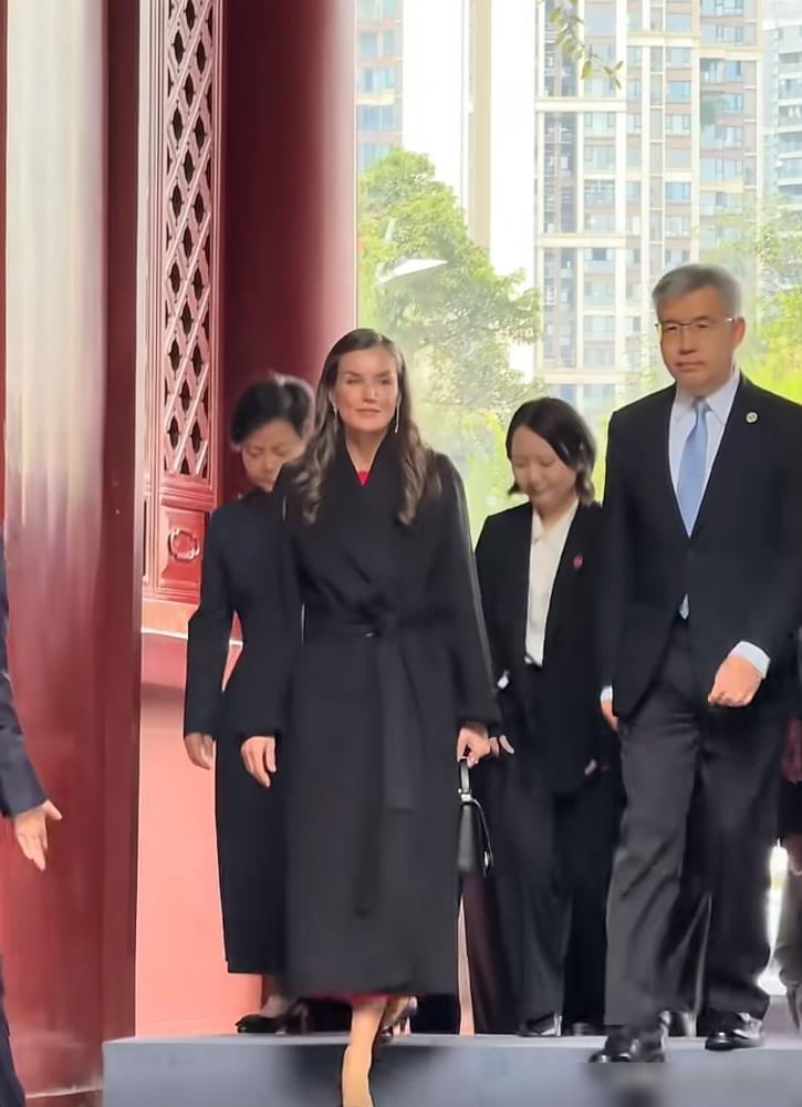 西班牙王后莱蒂齐亚前往成都望江楼公园参观游览，并品尝了盖碗茶。​此次中方安排