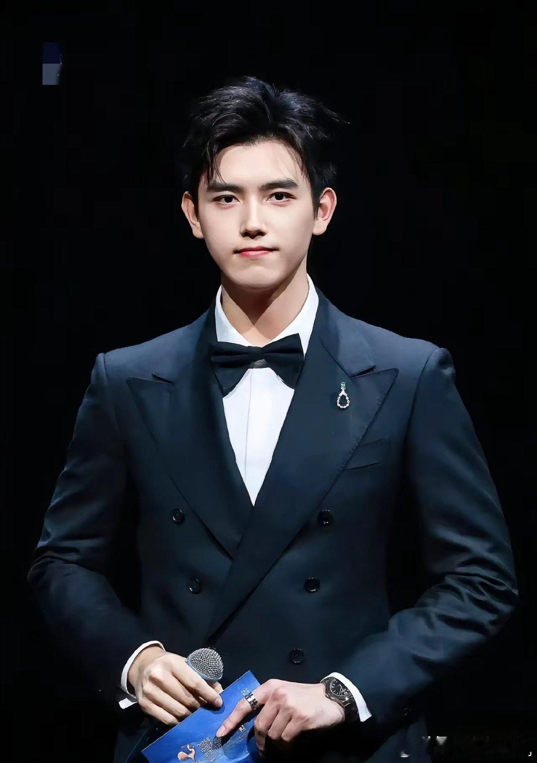 现在全网最开心的人就是陈凯歌了吧？不是因为他的电影《志愿军》票房卖的好，也不是因