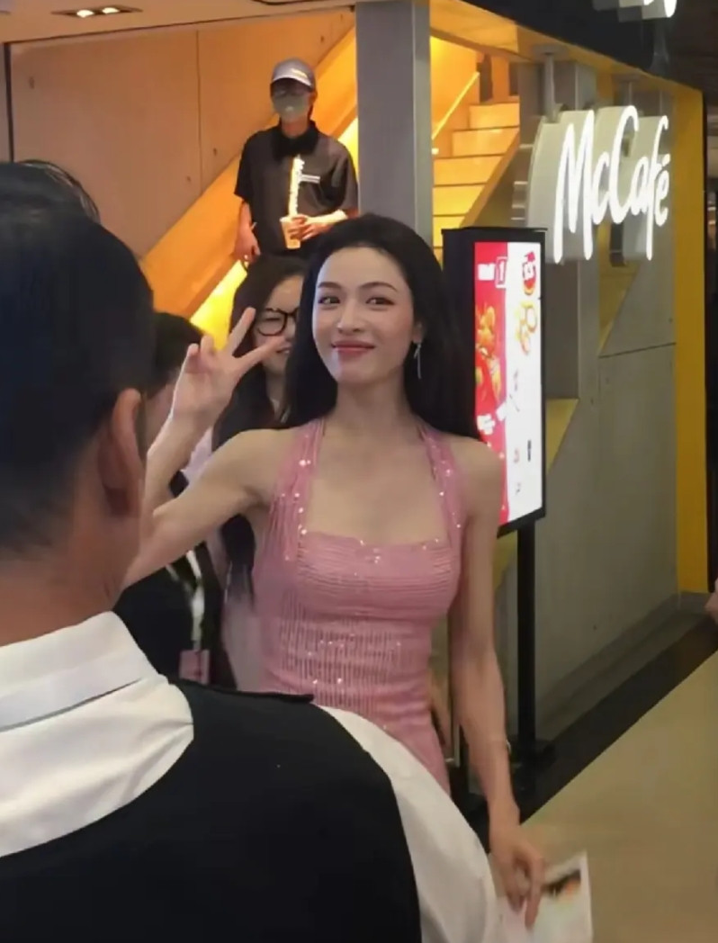 钟楚曦现身广州市天河区，一点小肚子都没有，身材火辣。有一种每个月准时来大姨妈
