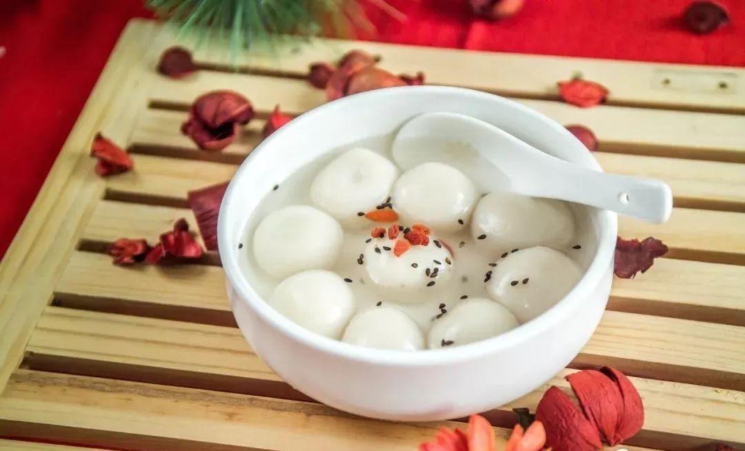 山城小汤圆是重庆的代表性传统美食之一，其名称中的“山城”正是重庆市的别称，直接体