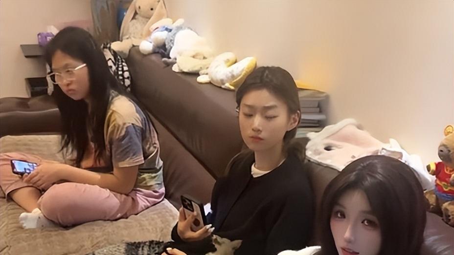 3个千金深夜无人做饭，母亲看清教育真相：家教比数量更重要