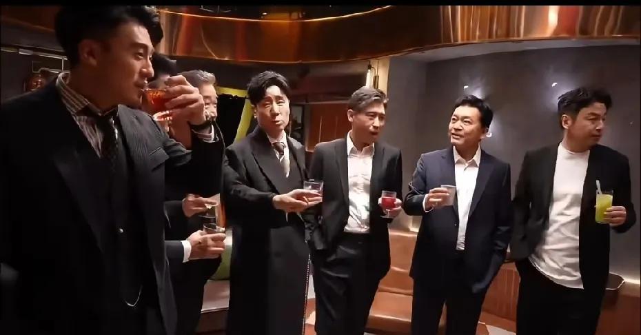 高端局啊，叔圈的魅力不容小觑，雷佳音感觉像一群狼狗当中混了一只哈士奇