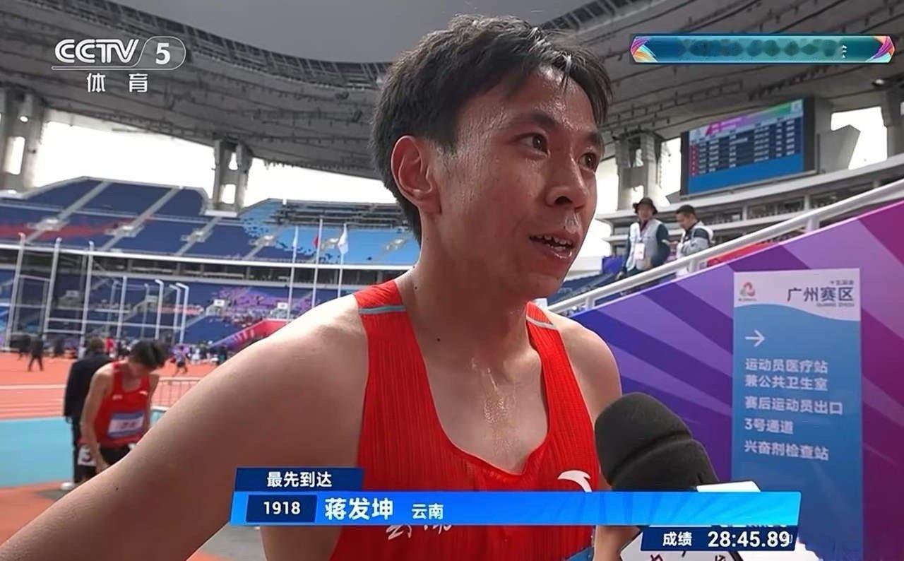 终于搞清楚了，为啥万米冠军蒋发坤被取消资格了原因很简单，那就是他跟队友“空中加油