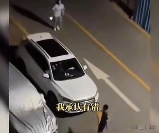 一男子抓到女朋友出轨，很多人会以为男的肯定要大发脾气，怎么也要揍一顿出轨的女的，
