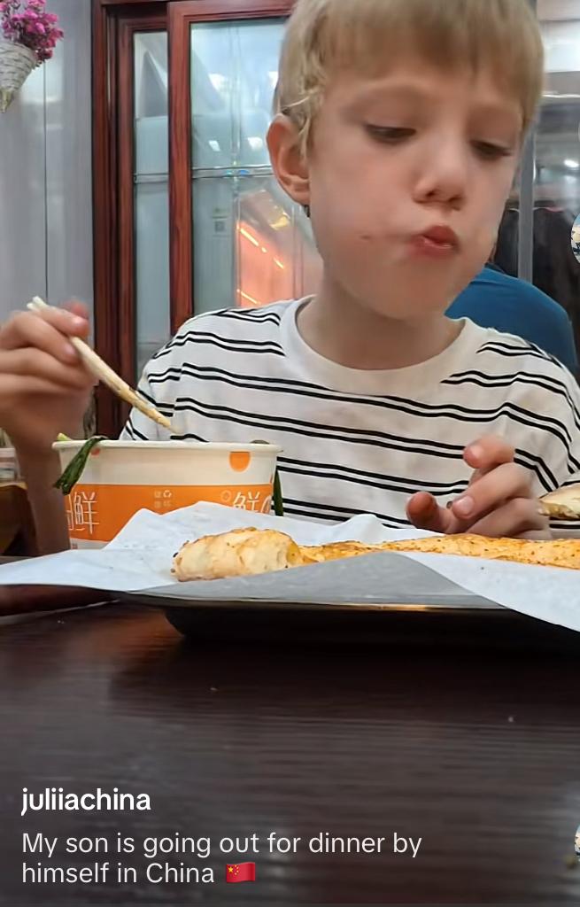 在中国的外国小孩一个人出去吃饭，让外国网友感到很吃惊，在很多西方的国家，未成年人