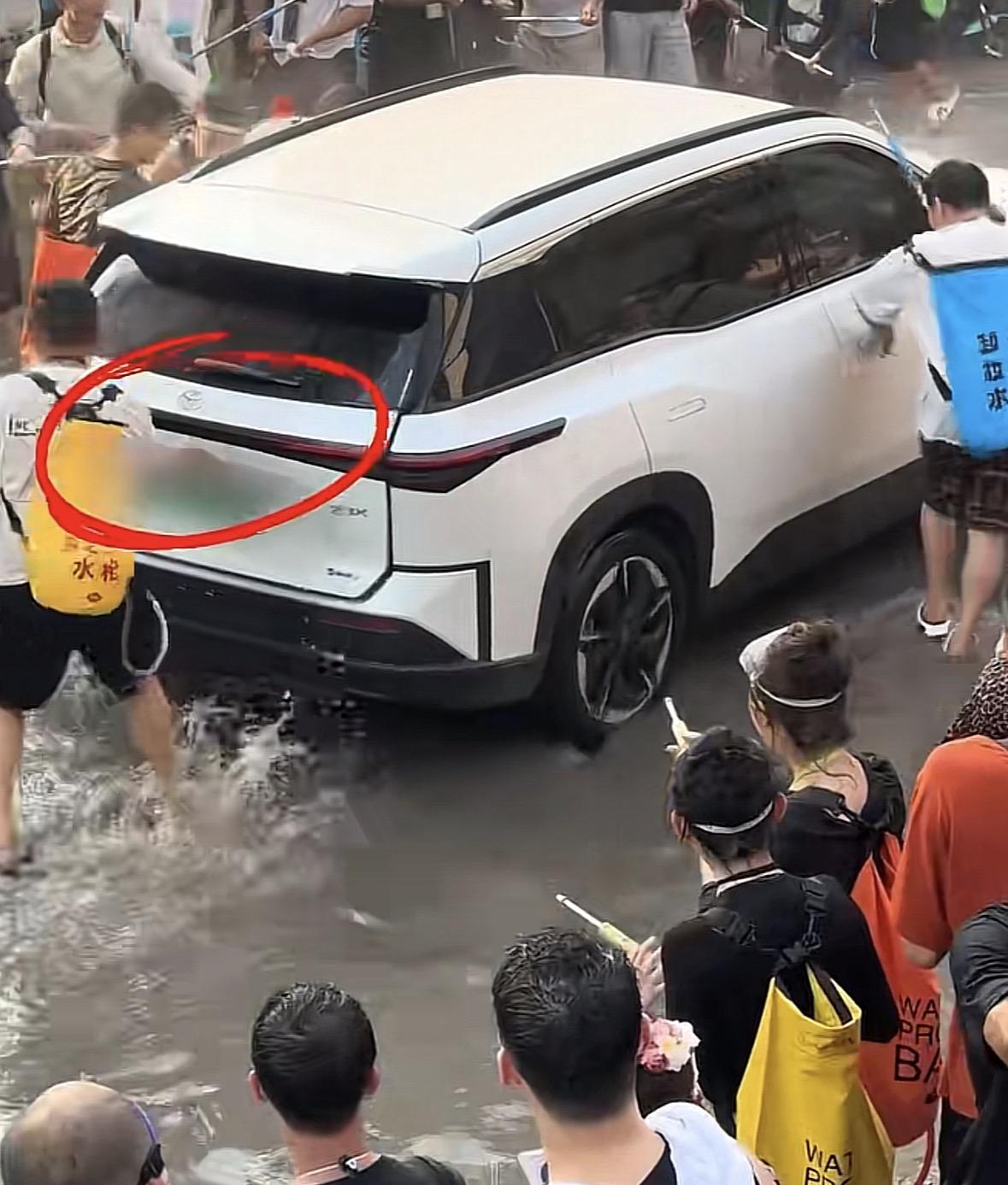 泼水节本来是寓意传递幸福好运，现在被一群没素质的人彻底毁了！人家车又没得你，非要