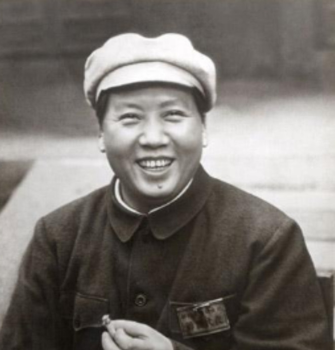 1957年，警卫员马武义从兜里掏出一个窝头递给毛主席，主席随手掰了一块放在嘴里，