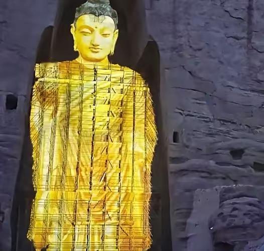 2001年，塔利班不顾全世界的谴责，炸毁了建于公元三世纪的阿富汗巴米扬大佛，20