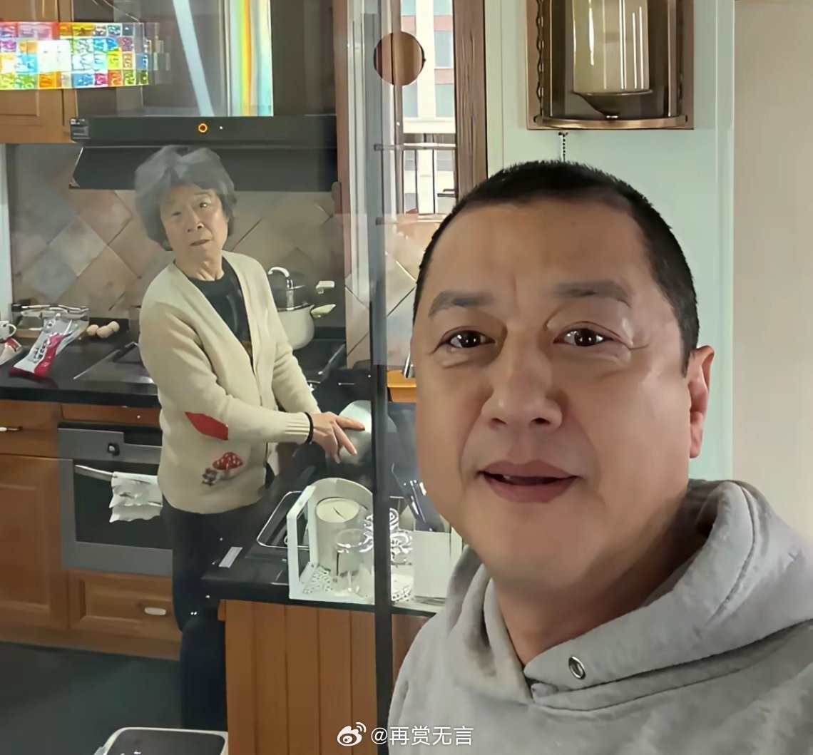 李亚鹏的妈妈，居然这么老了，感觉他挺孝顺的。