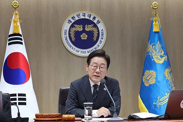 民众不满情绪开始显现，李在明的支持率明显下滑，已跌破之前的60%高点。根据韩国媒