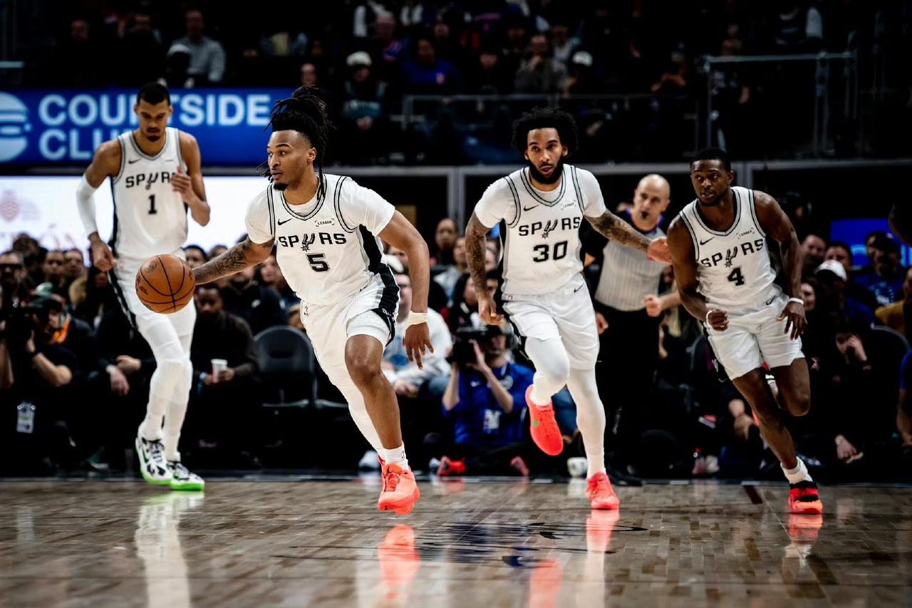 马刺绝对是今年最大的黑马，季后赛谁遇到都要脱层皮，而且脱层皮还不一定打得过。据统