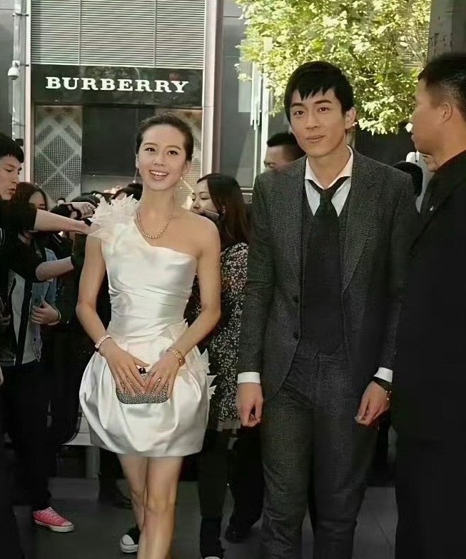 刘诗诗早年参加活动竟然不涂口红就去了，这是有多自信啊，天生的美人