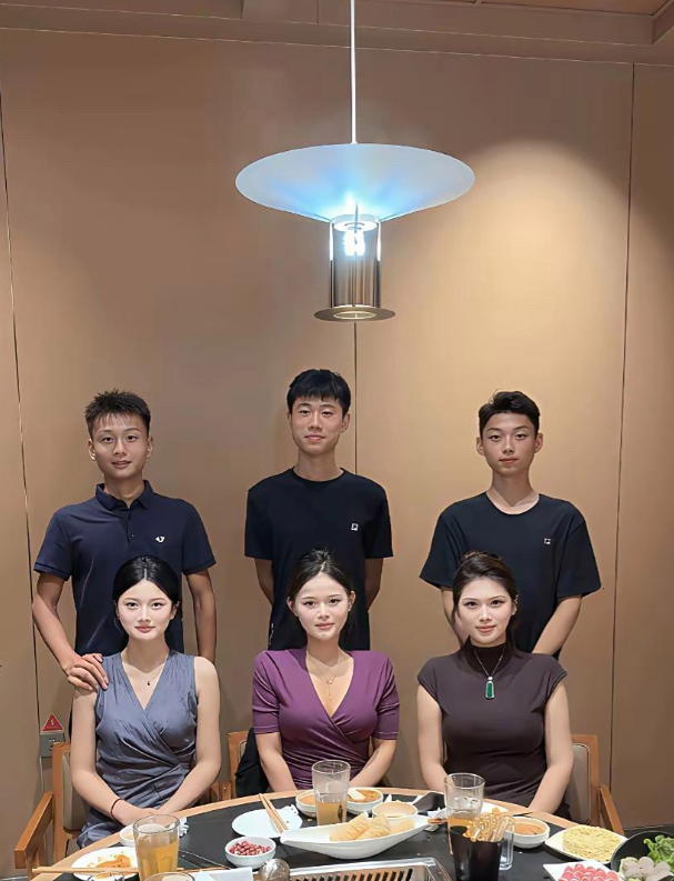 这三个男人艳福真不浅哪