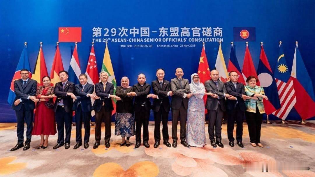 老伙计们,昨天马来西亚吉隆坡的东盟峰会闭幕现场,可真是热闹非凡。中国总理李强跟东