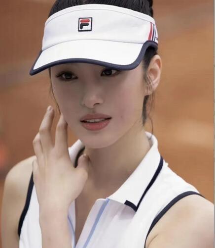 都说刘亦菲很美，但跟杨采钰比起来，还是差那么一点。没有美颜之下的杨采钰五官精致，
