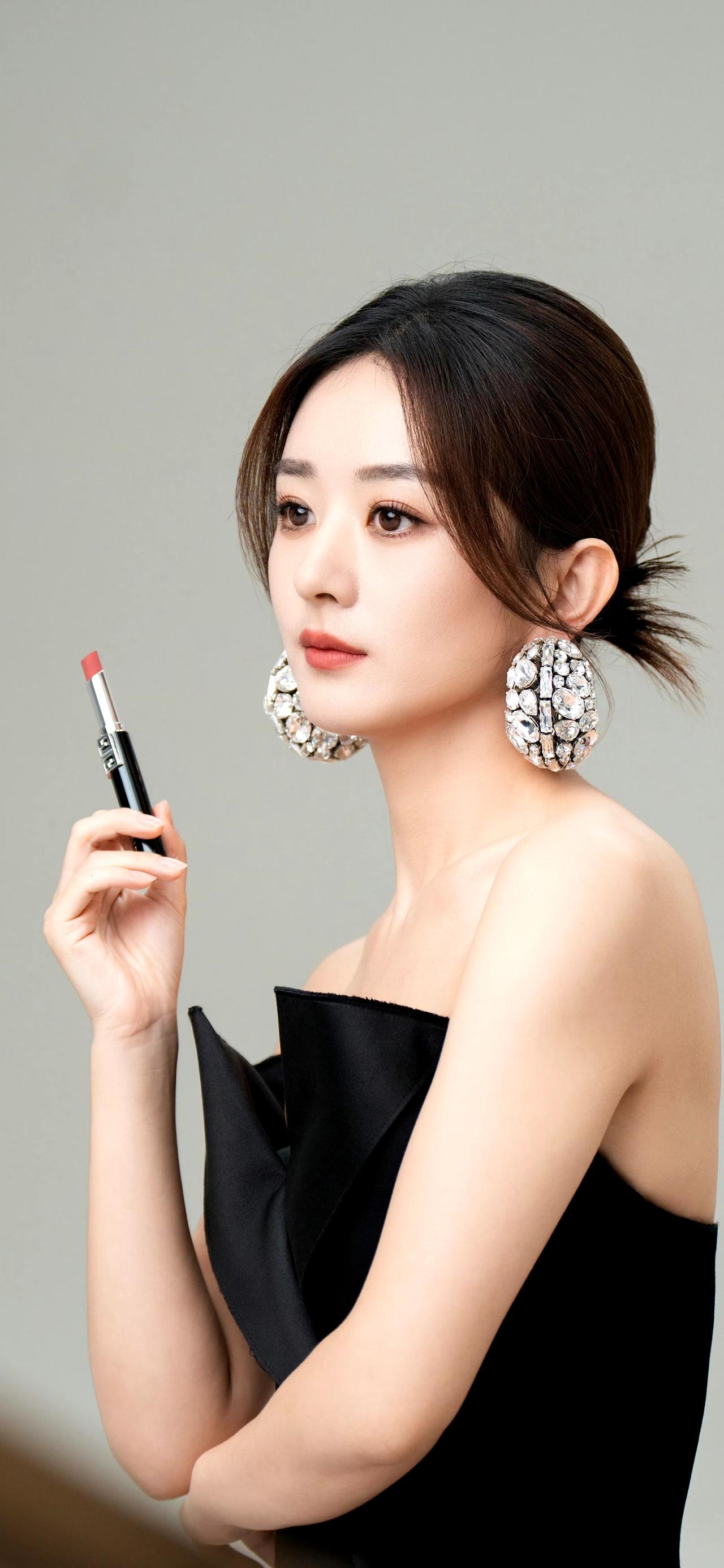 赵丽颖天生娃娃脸，精巧的鼻梁，闪动的眼神透出机灵，现实却是个憨憨。她在片场的时候