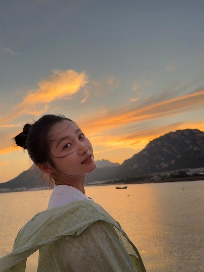 关晓彤落日下的侧颜关晓彤落日下的侧颜也真的是特别的美丽了呀，高丸子头的造型