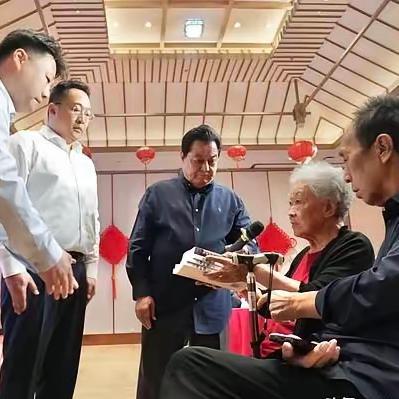 【著名相声表演艺术家李金斗为什么热衷主持收徒仪式呢？】近日，著名相声演员、相声