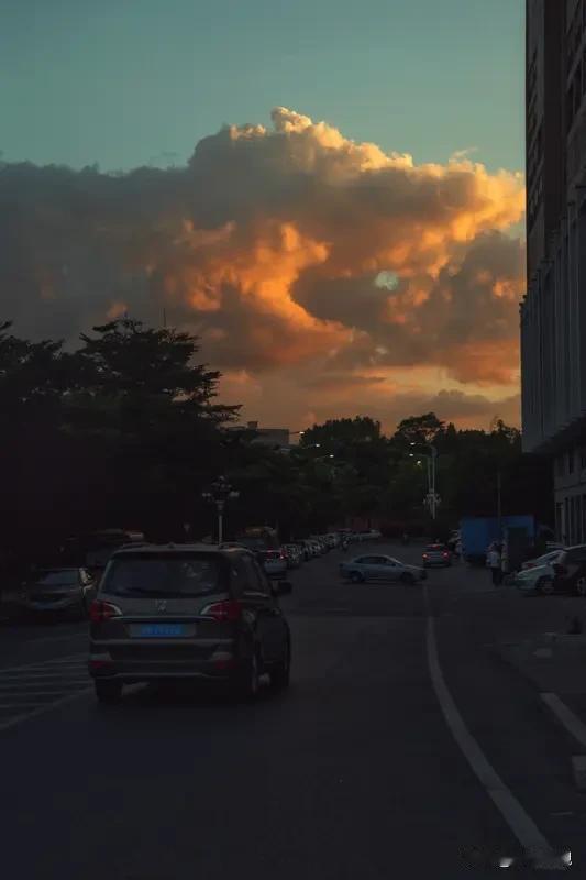 今日最大的人生感悟就是，生活里的小确幸才是最珍贵的。就像今天下班路上，看到天边那