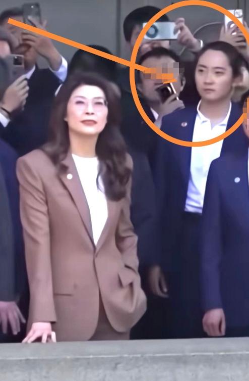 郑丽文身后女保镖意外走红！这安保实力，真的规格超高！郑丽文拜谒的现场照一出来