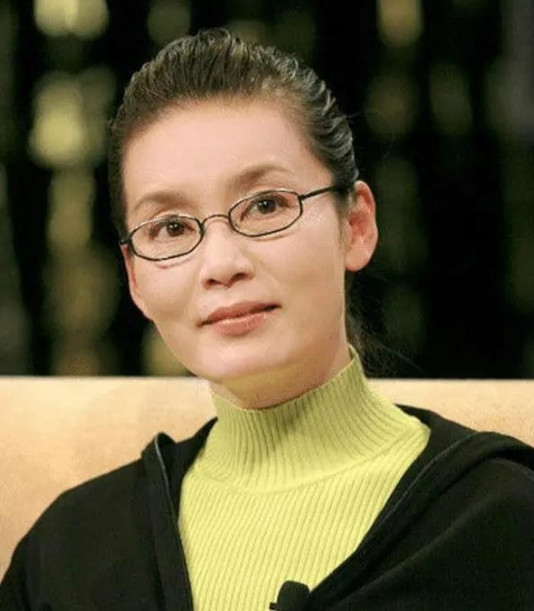 1979年，刚结婚1年的潘虹，出轨了导演杨延晋。杨延晋的妻子洪融可不是省油的灯，