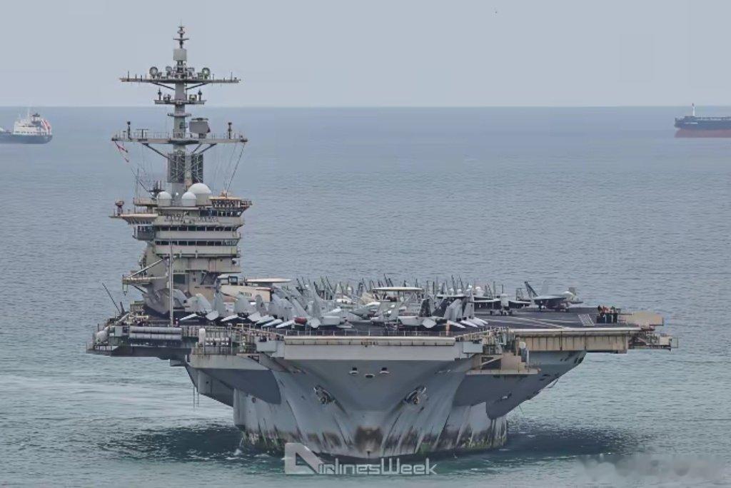 锈迹斑斑的“林肯”号航母，历经286天海上漂泊后，终于靠岸泰国廉差邦港。唉，我差点以为是菲律宾那艘坐