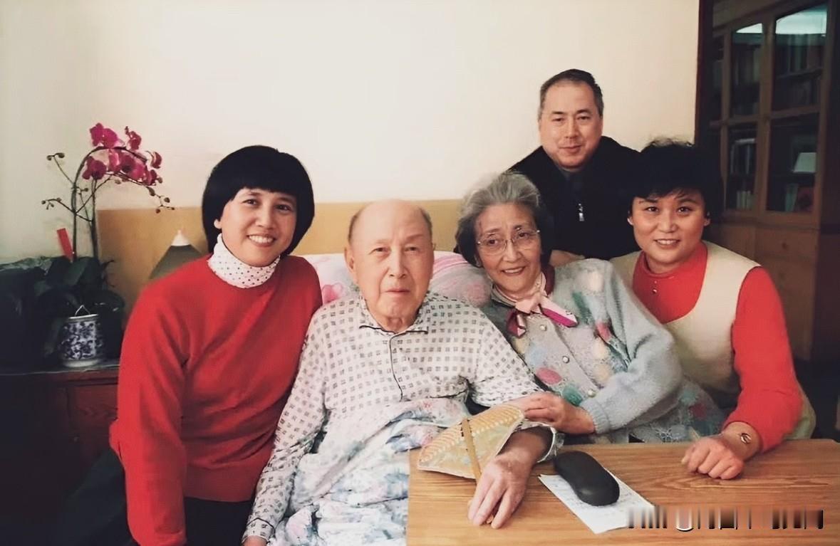 钱学森90岁寿辰，子女们特地从外地赶回来为钱学森祝寿。这是钱学森与夫人蒋英及儿子