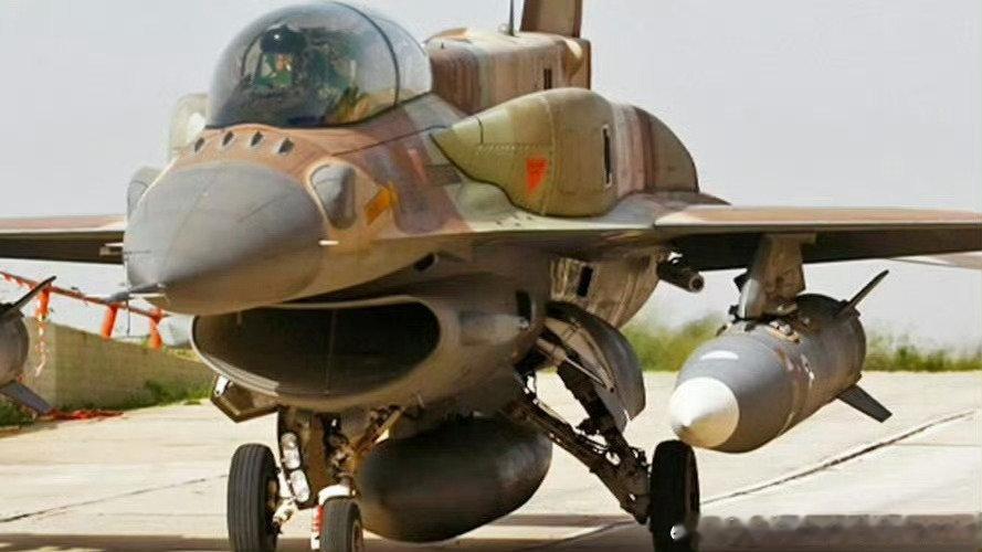 转发分享一张以色列空军F-16I战斗机携带最新的“空中劳拉”空射高超音速弹道导弹的精彩靓图。据称这款