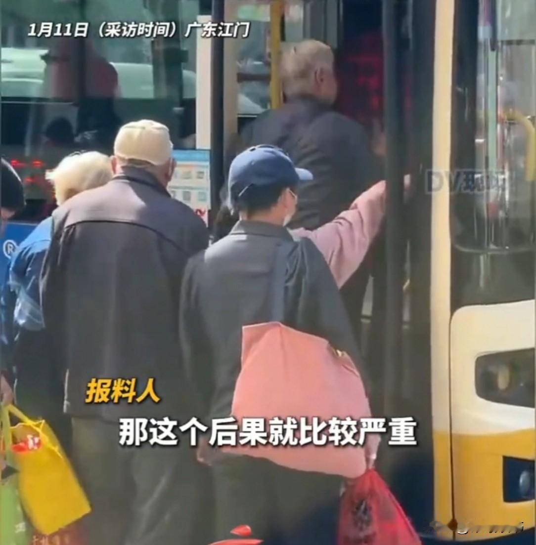 广东男子坐公交回家，瞧见车内竟停着电动车，当场火了：“师傅！电动车咋能上车？”