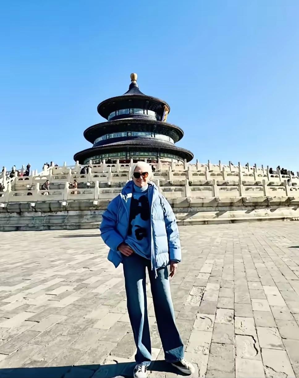 马斯克的母亲很喜欢中国，到中国各地大城市打卡旅行。关键是马斯克的母亲特别有气质，
