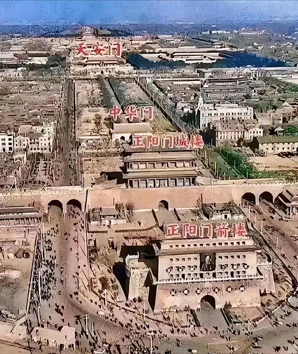 这是天安门原来的样子，事实证明，梁思成和林徽因是有远见的人，可惜，在郭沫若的一再