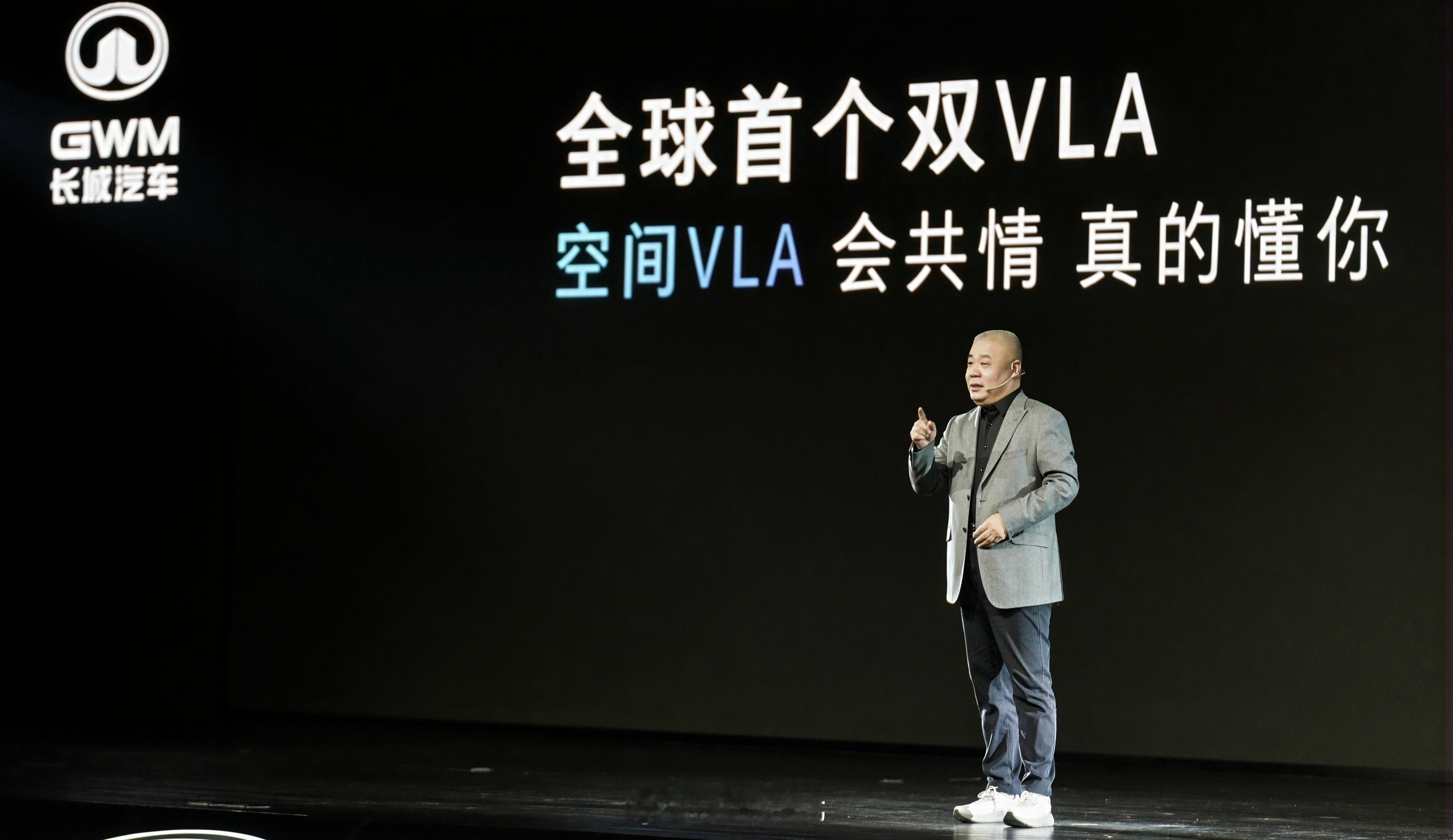 老魏今天应该是把汽车圈的绝大多数流量都抢走了，除了归元平台架构之外，还发布了魏牌