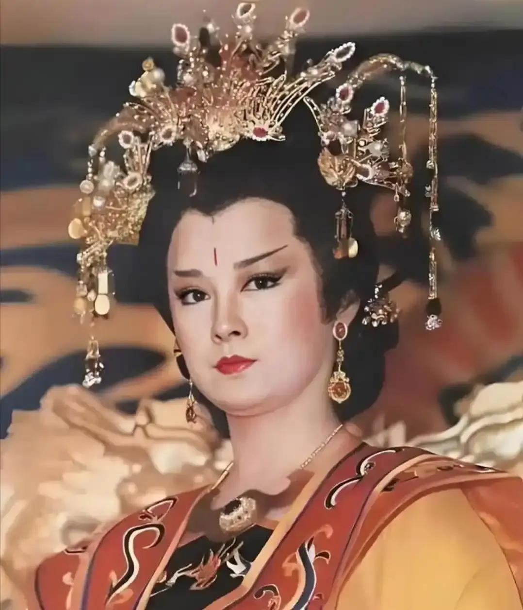 武则天82岁被逼退位，临终前，唐中宗李显跪在床前请罪，武则天却冷笑着问他：“你可知，我为何到死都留着