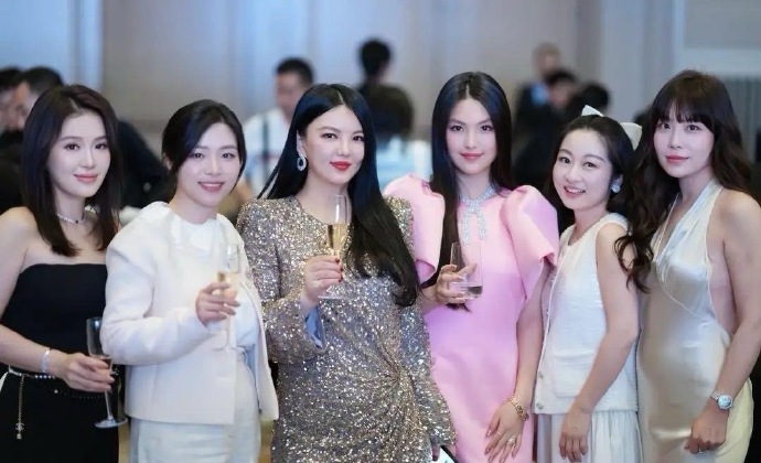 原来他就是王诗龄爷爷，难怪儿子能当导演，孙女轻松挤进大佬圈层在娱乐圈里，星二代