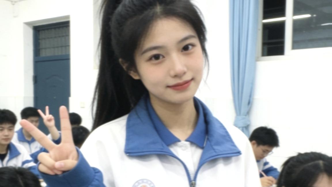 娃今天没穿校服，被老师责罚，抄写校规。看了看，好多小朋友没穿校服。放学回到家娃