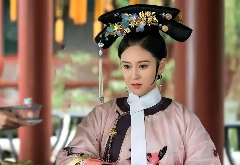 1745年，乾隆见纯妃生下一女，大喜，立即让人抱来看看，没想到接生婆却抱着婴儿瑟