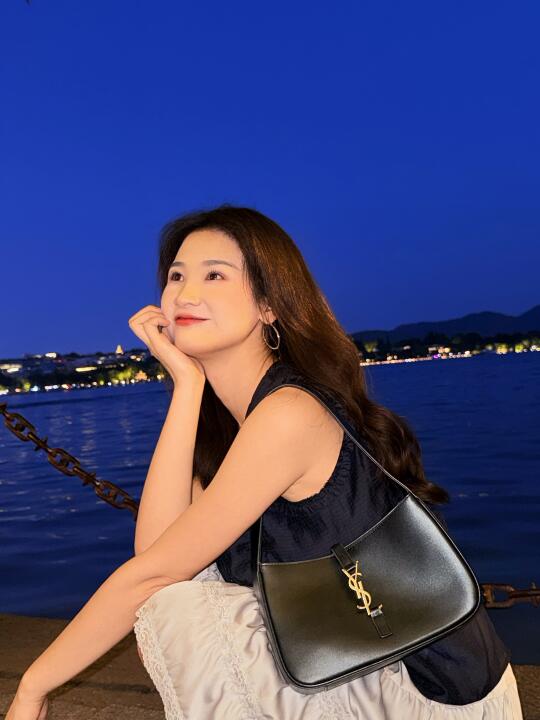 蓝调时刻的西湖太美了💙，一定要开闪光📸